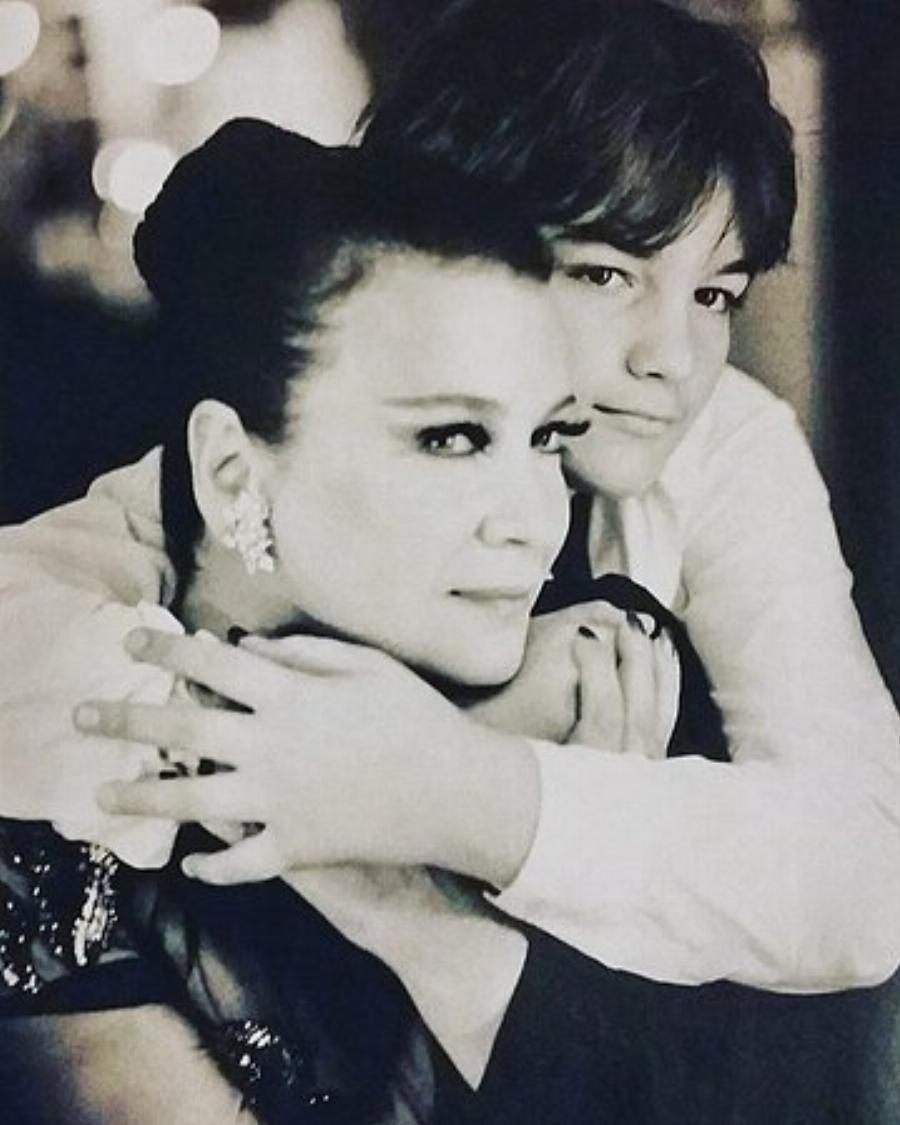 Τζένη Καρέζη: 12 σπάνιες φωτογραφίες που αποδεικνύουν την τρυφερότητά της ως σύζυγος και μητέρα