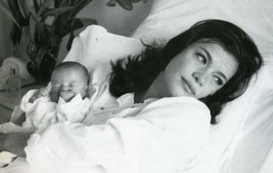 Τζένη Καρέζη: 12 σπάνιες φωτογραφίες που μαρτυρούν την άγνωστη πλευρά της ως μητέρα και σύζυγος