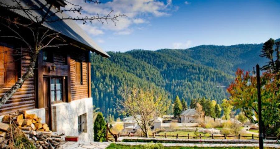 Τζάκι και θέα στο βουνό: Τα 6 ομορφότερα χωριά της Ελλάδας για απόδραση το χειμώνα