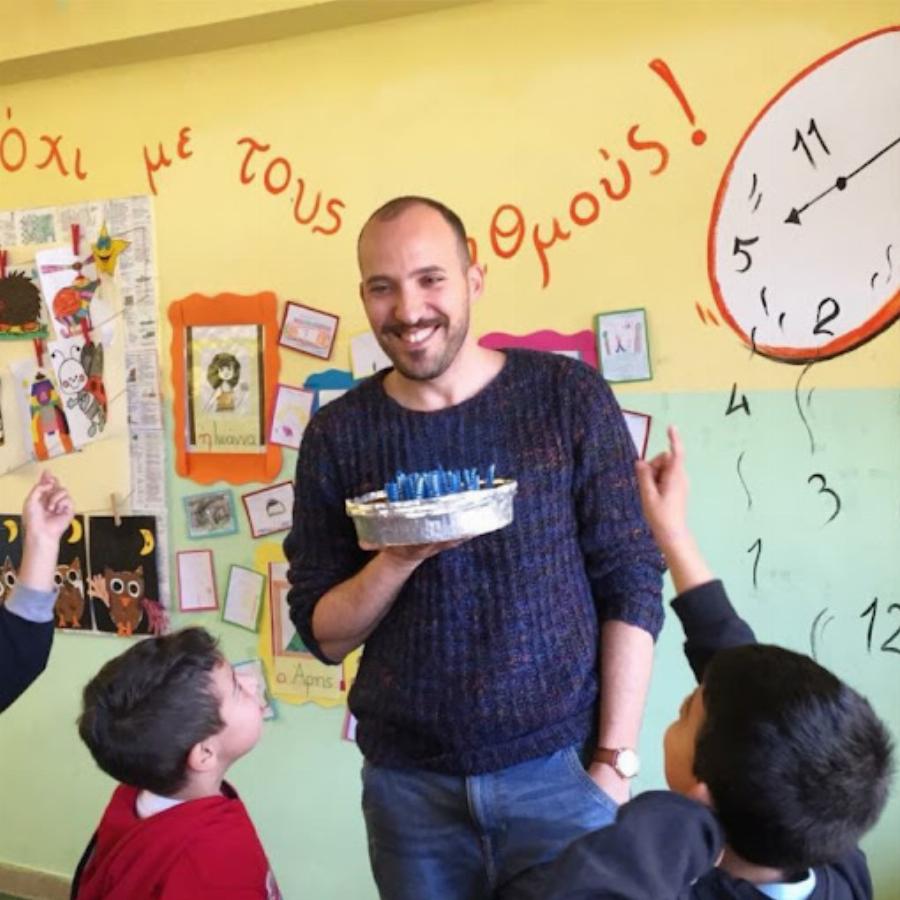 Μάριος Μάζαρης: Ο δάσκαλος που αντί να βαθμολογεί τα παιδιά, τον βαθμολογούν εκείνα