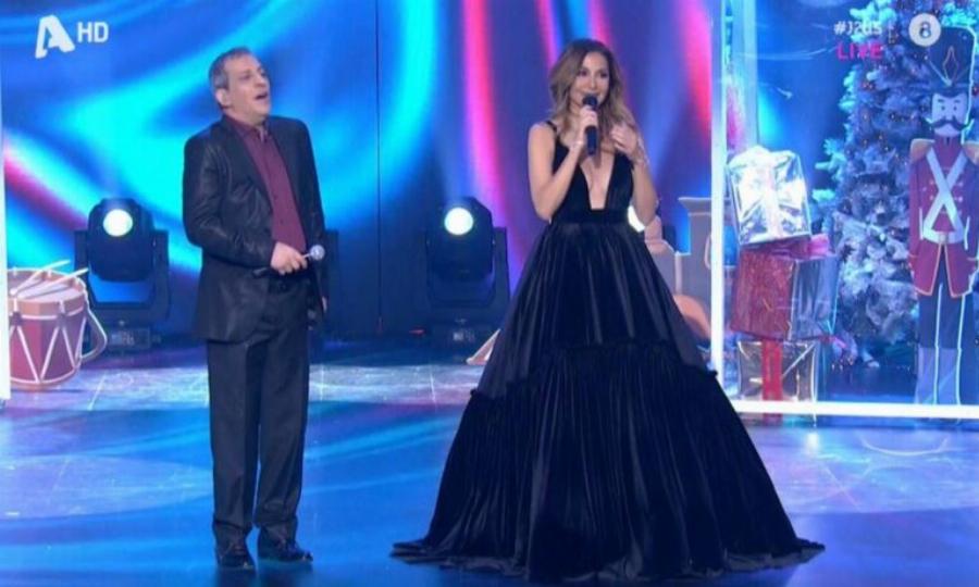 Του έπεσε το μικρόφωνο από τα χέρια: Η εμφάνιση του Θέμη Αδαμαντίδη στο J2US και το πάρτι αρνητικών σχολίων στο Twitter