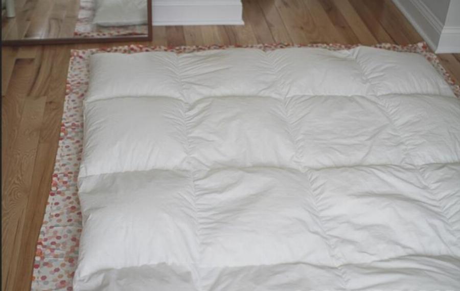 Θα σας λύσει τα χέρια: Σε μόλις 1 λεπτό θα βάλετε το πάπλωμα μέσα στην παπλωματοθήκη