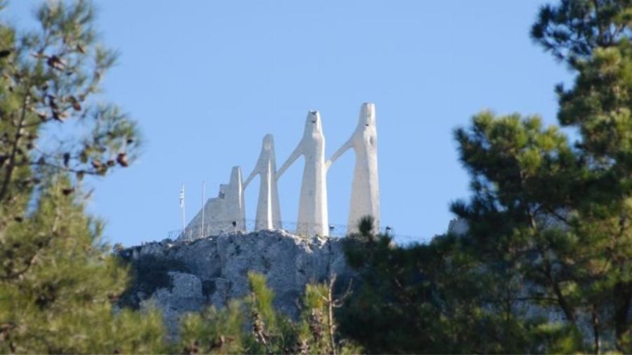 Ο Χορός του Ζαλόγγου: Σαν σήμερα οι Σουλιώτισσες έπεσαν από τον γκρεμό, πτήση πάνω από τον βράχο