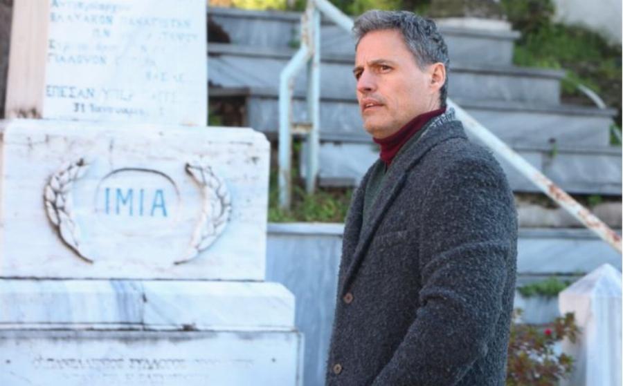 Αμετανόητος ο Γρηγόρης Πετράκος: Χωρίς μάσκα στην κηδεία του Γιώργου Τράγκα