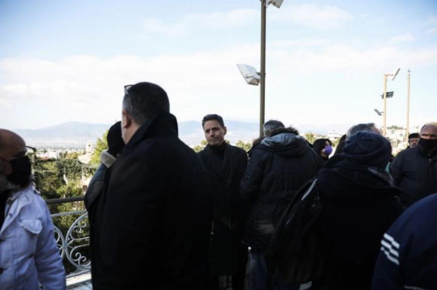 Αμετανόητος ο Γρηγόρης Πετράκος: Χωρίς μάσκα στην κηδεία του Γιώργου Τράγκα