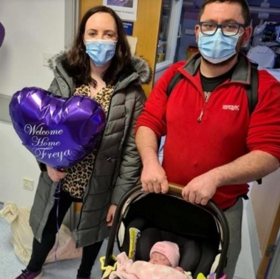 Mετά από σκληρή μάχη 125 ημερών πρόωρο μωρό θα κάνει Χριστούγεννα σπίτι του