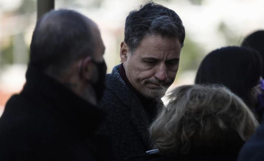 Αμετανόητος ο Γρηγόρης Πετράκος: Χωρίς μάσκα στην κηδεία του Γιώργου Τράγκα