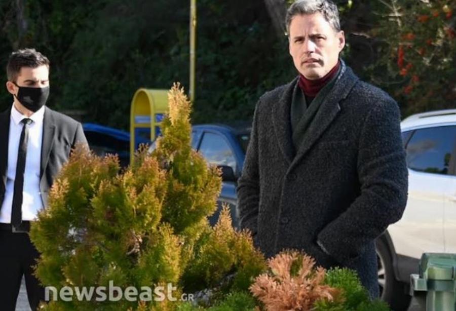 Αμετανόητος ο Γρηγόρης Πετράκος: Χωρίς μάσκα στην κηδεία του Γιώργου Τράγκα