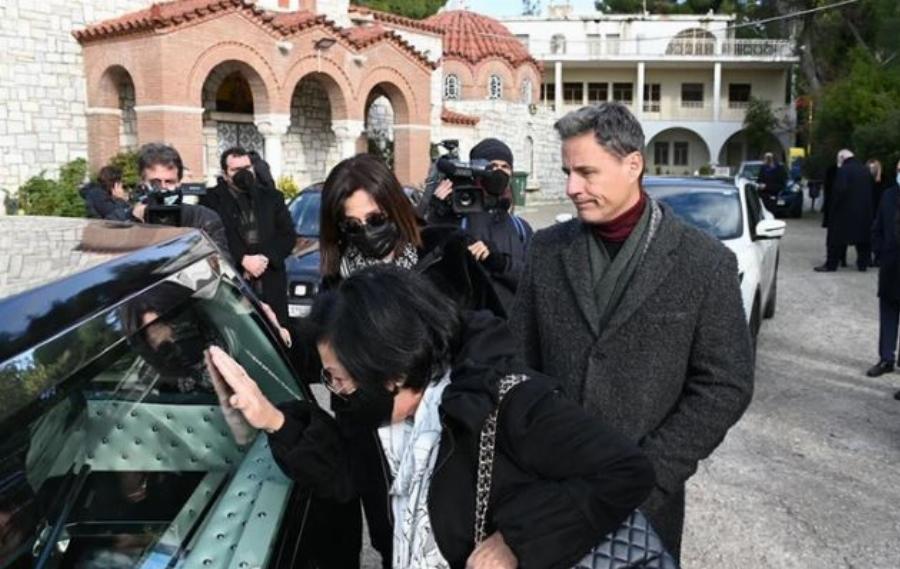 Αμετανόητος ο Γρηγόρης Πετράκος: Χωρίς μάσκα στην κηδεία του Γιώργου Τράγκα