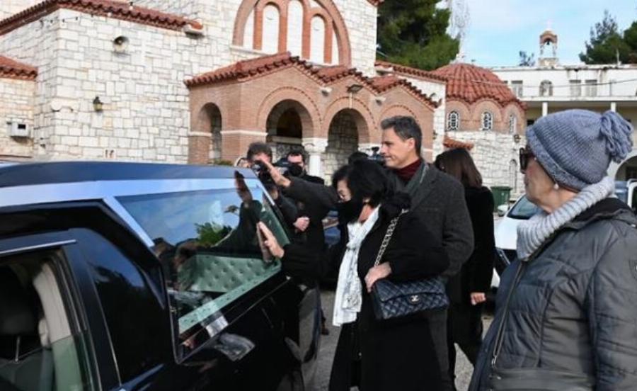 Αμετανόητος ο Γρηγόρης Πετράκος: Χωρίς μάσκα στην κηδεία του Γιώργου Τράγκα