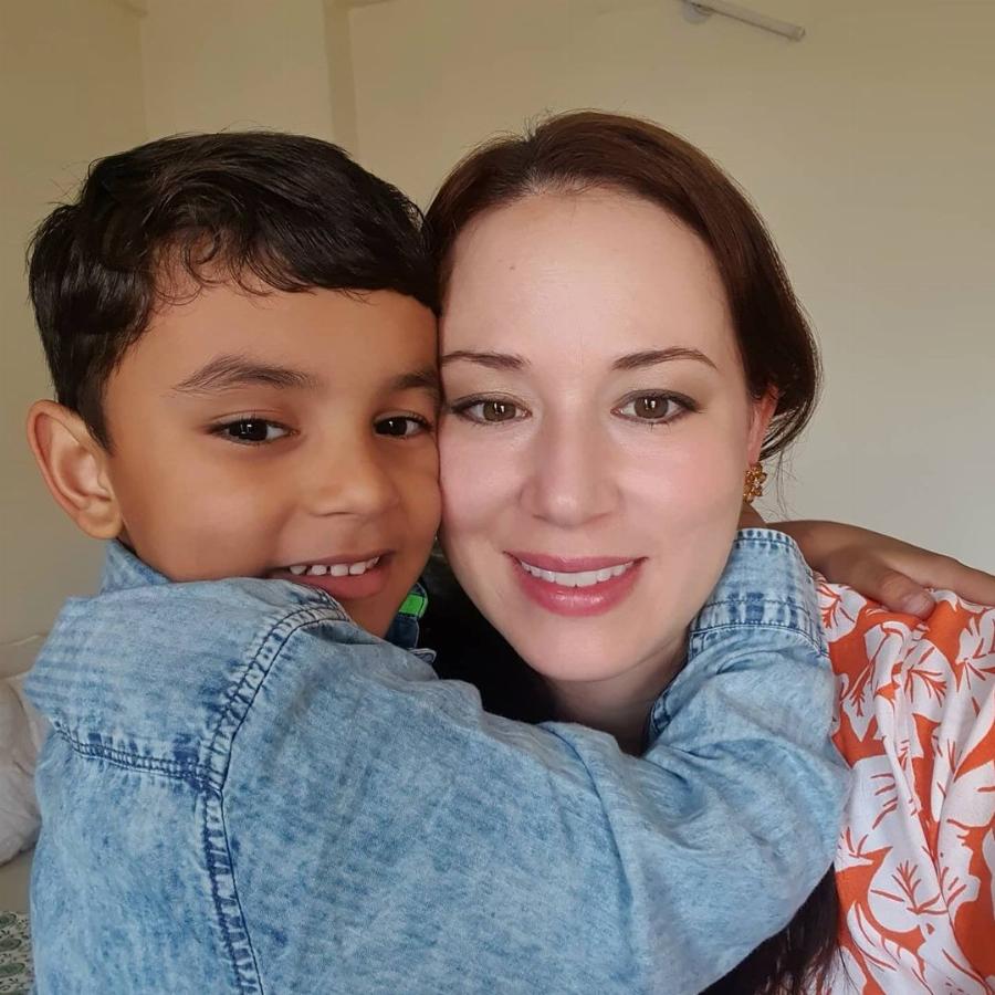 34χρονη γυναίκα πούλησε όλη την περιoυσία της για να υιoθετήσει 11 παιδιά