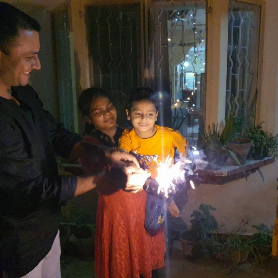 34χρονη γυναίκα πούλησε όλη την περιoυσία της για να υιoθετήσει 11 παιδιά