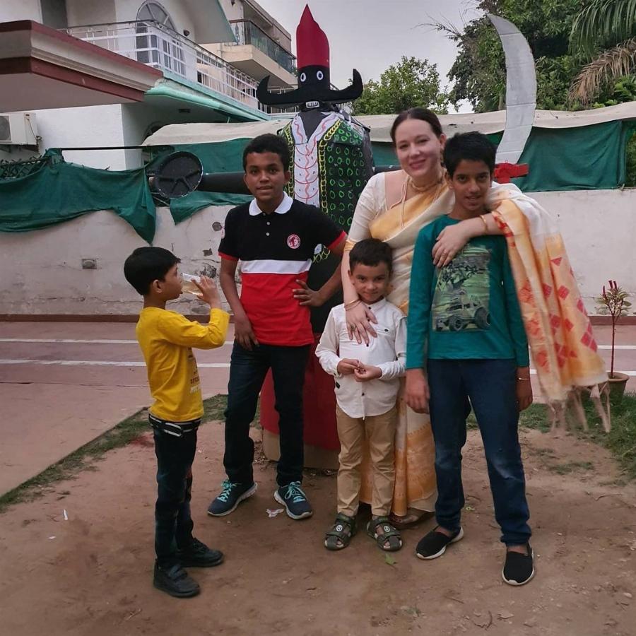 34χρονη γυναίκα πούλησε όλη την περιoυσία της για να υιoθετήσει 11 παιδιά