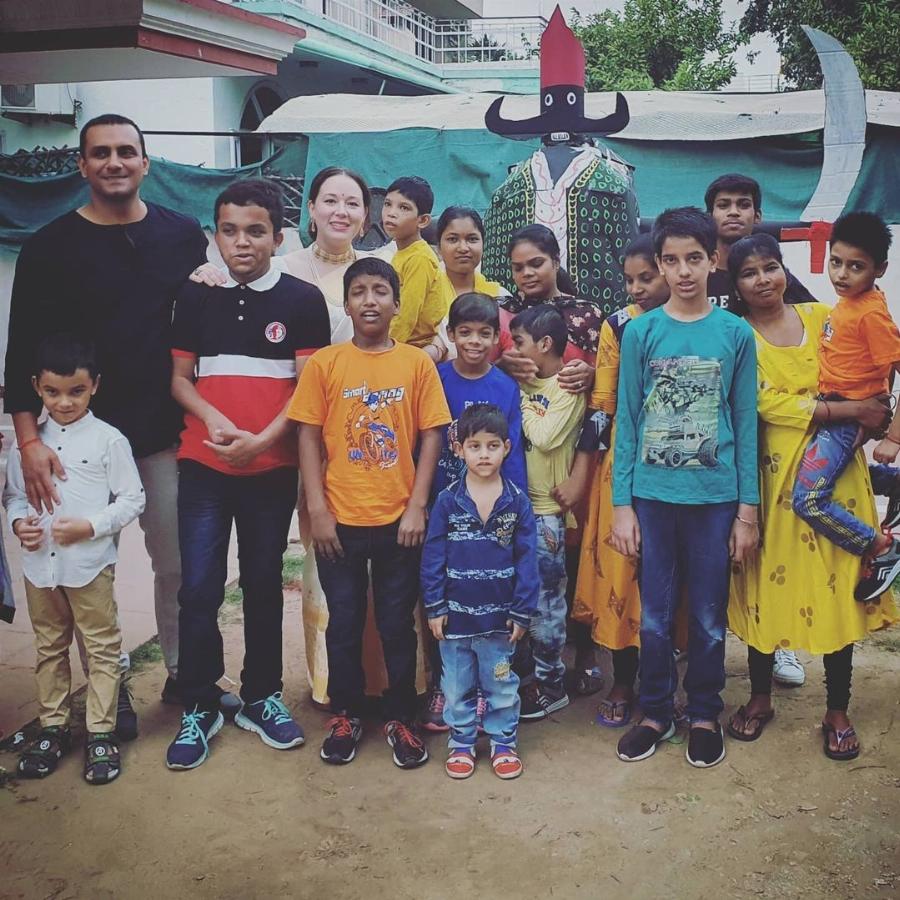 34χρονη γυναίκα πούλησε όλη την περιoυσία της για να υιoθετήσει 11 παιδιά