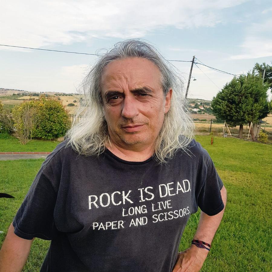 «Τηλεοπτική καρακάξα…»: Η αποστομωτική δημοσίευση του Γιάννη Αγγελάκα προς τη Σάσα Σταμάτη για τη συμπεριφόρά της