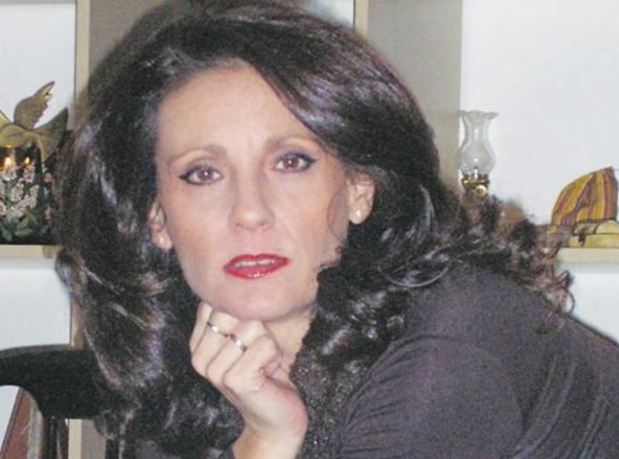 Τέτα Κωνσταντά: Από τη δεκαετία των 80 μέχρι και σήμερα παραμένει κομψή και εντυπωσιακή