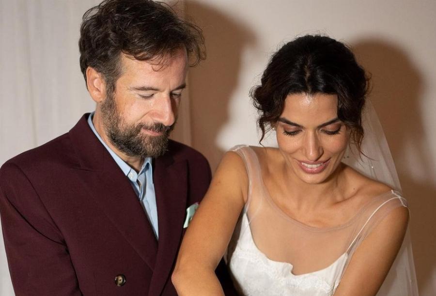 Γάμοι βγαλμένοι από παραμύθι: 16 γάμοι διάσημων Ελλήνων το 2021 και τα ονειρικά νυφικά τους