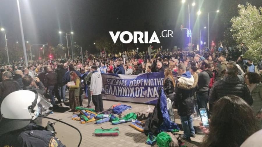 Χιλιάδες πολίτες στους δρόμους στη Θεσσαλονίκη – Κατασκηνώνουν έξω από το δημαρχείο