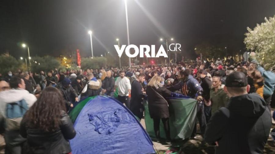 Χιλιάδες πολίτες στους δρόμους στη Θεσσαλονίκη – Κατασκηνώνουν έξω από το δημαρχείο