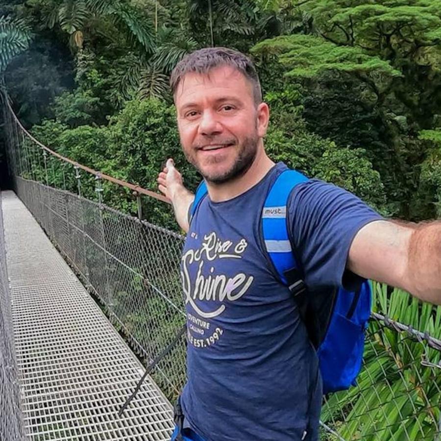 Ευτύχης Μπλέτσας: Η “περίεργη” γνωριμία με τη σύζυγο του, η υπέροχη πρόταση γάμου και τα ταξίδια με το μωρό τους