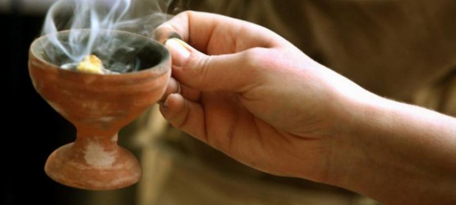 Όλα όσα δεν γνωρίζατε: Τι να λέμε όταν θυμιατίζουμε στο σπίτι μας