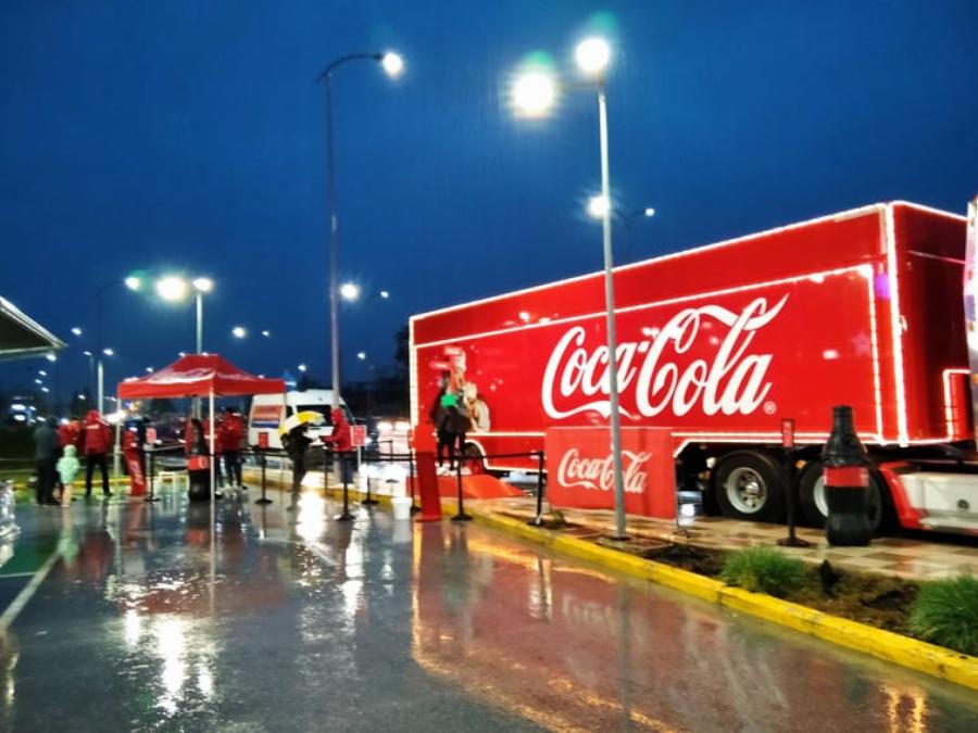 Στη Λάρισα το εμβληματικό Χριστουγεννιάτικο φορτηγό της Coca-Cola: Θα γυρίσει όλη την Ελλάδα τις επόμενες μέρες