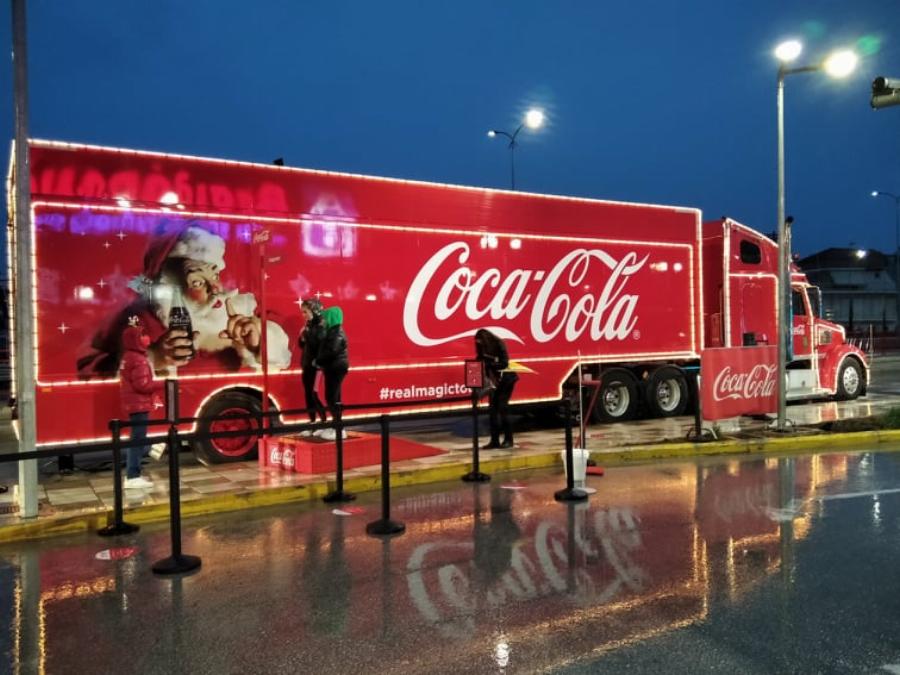 Στη Λάρισα το εμβληματικό Χριστουγεννιάτικο φορτηγό της Coca-Cola: Θα γυρίσει όλη την Ελλάδα τις επόμενες μέρες