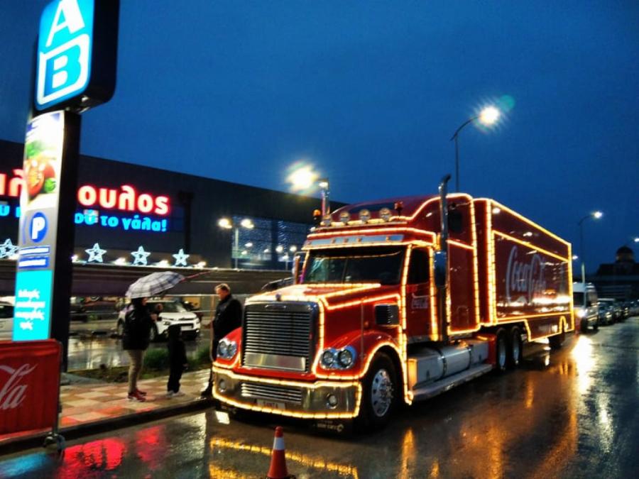 Στη Λάρισα το εμβληματικό Χριστουγεννιάτικο φορτηγό της Coca-Cola: Θα γυρίσει όλη την Ελλάδα τις επόμενες μέρες