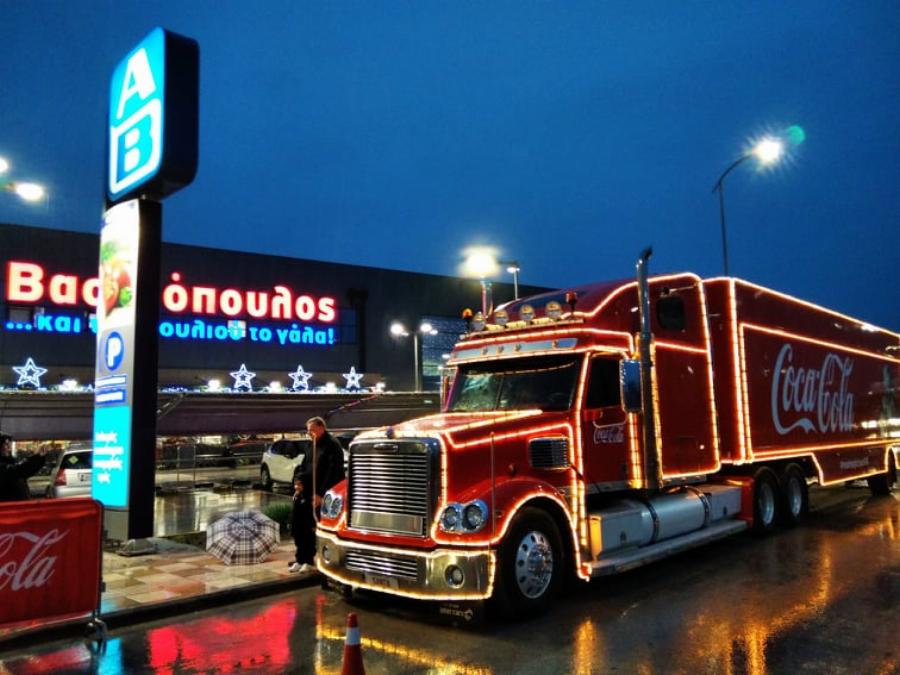 Στη Λάρισα το εμβληματικό Χριστουγεννιάτικο φορτηγό της Coca-Cola: Θα γυρίσει όλη την Ελλάδα τις επόμενες μέρες
