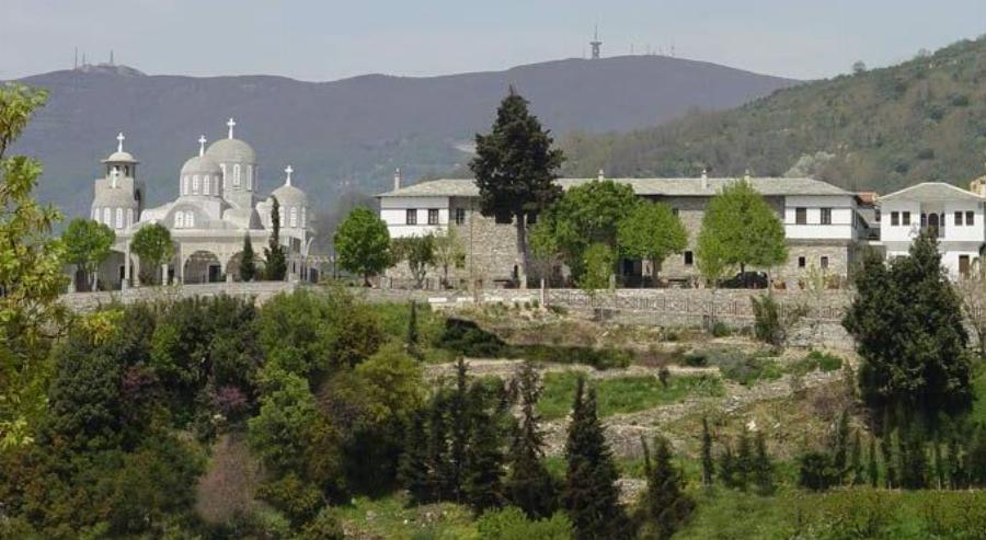 Ο άντρας της Λινού παράτησε την Ιατρική και έγινε παπάς