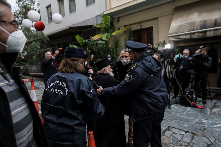 Πάπας Φραγκίσκος: Μεγάλη αναστάτωση από το επεισόδιο με ιερέα που διαμαρτυρόταν για την επίσκεψή του