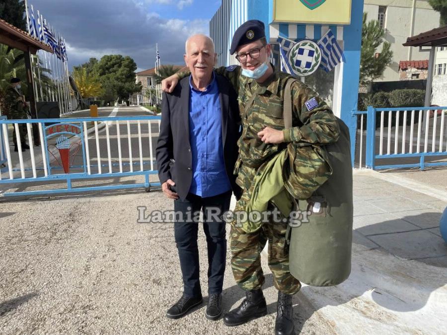 Λαμία: Η εμφανής συγκίνηση του Γιώργου Παπαδάκη στην ορκωμοσία του γιου του