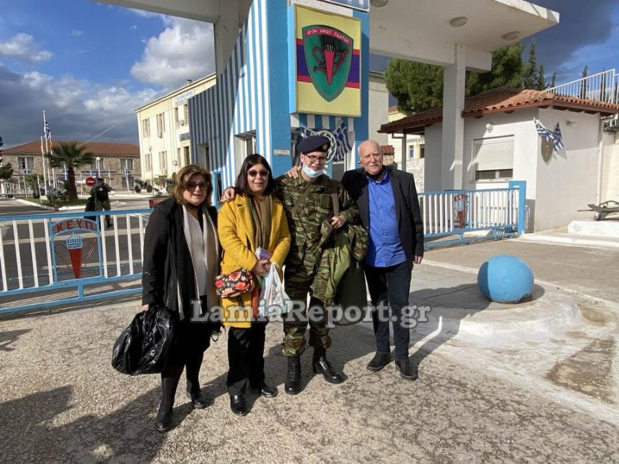 Λαμία: Η εμφανής συγκίνηση του Γιώργου Παπαδάκη στην ορκωμοσία του γιου του