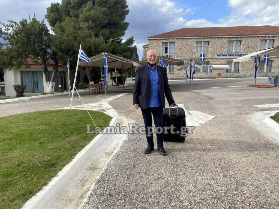 Λαμία: Η εμφανής συγκίνηση του Γιώργου Παπαδάκη στην ορκωμοσία του γιου του