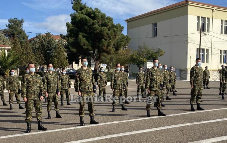 Λαμία: Η εμφανής συγκίνηση του Γιώργου Παπαδάκη στην ορκωμοσία του γιου του