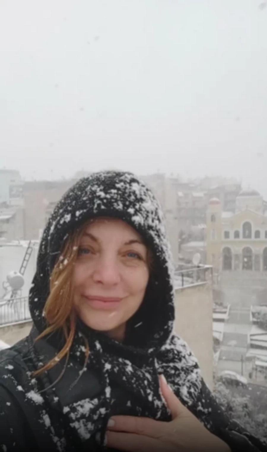 Πανέμορφη και χιονισμένη: Η Άντζελα Γκερέκου ποζάρει στα χιόνια χωρίς ίχνος μακιγιάζ