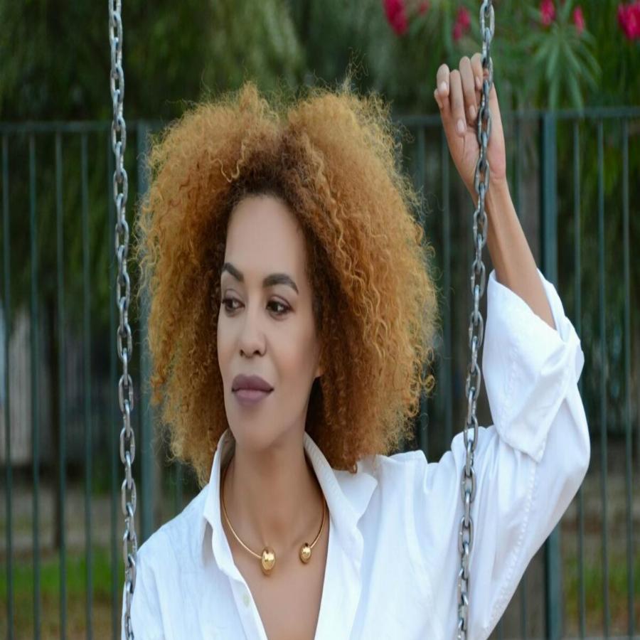 Νίκη Σερέτη: Η Δεβόρα του Ζάχου Δόγκανου, από το «Εκείνες και εγώ», έχει γίνει μία κομψή και άκρως γοητευτική γυναίκα