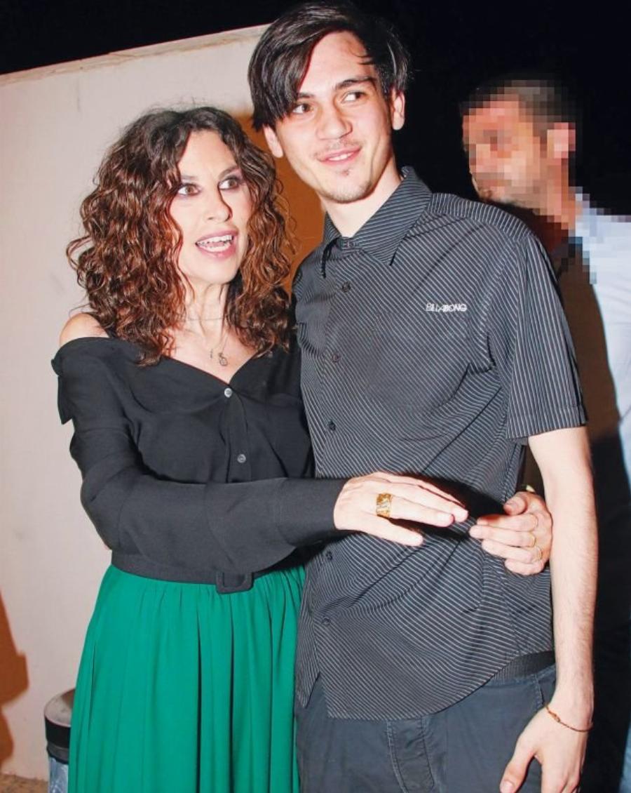 Φίλιππος Χατζημιχάλης: Ο γιος της Ελευθερίας Αρβανιτάκη μεγάλωσε, είναι 23 ετών και έχει πάρει την γοητεία της μητέρας του