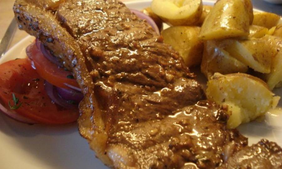 Μπριζόλα με ξύδι και ελαιόλαδο: Απίστευτη μαρινάδα με 3 υλικά που θα απογειώσει το κρέας στο ψήσιμο