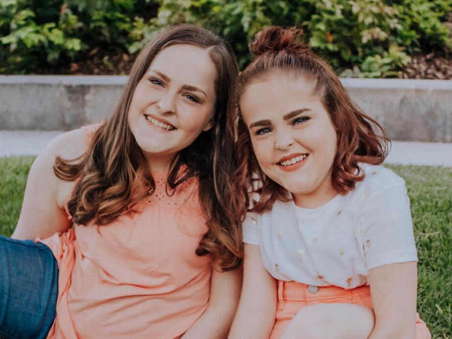 Τα σιαμαία δίδυμα που γεννήθηκαν το 2002, μεγάλωσαν, είναι δυο όμορφες δεσποινίδες και ζουν ξεχωριστά τη ζωή τους