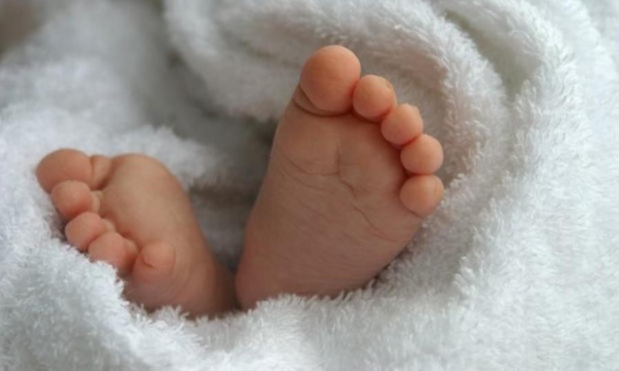 Το πρώτο μωρό του 2022 στην Ελλάδα: Ένα αγοράκι γεννήθηκε 5 λεπτά αφού άλλαξε ο χρόνος