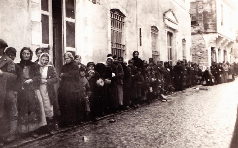 Συνταγές επιβίωσης στην Κατοχή: Ποια ήταν τα 10 φαγητά «της πείνας» που έφτιαχναν οι γιαγιάδες και οι παππούδες μας