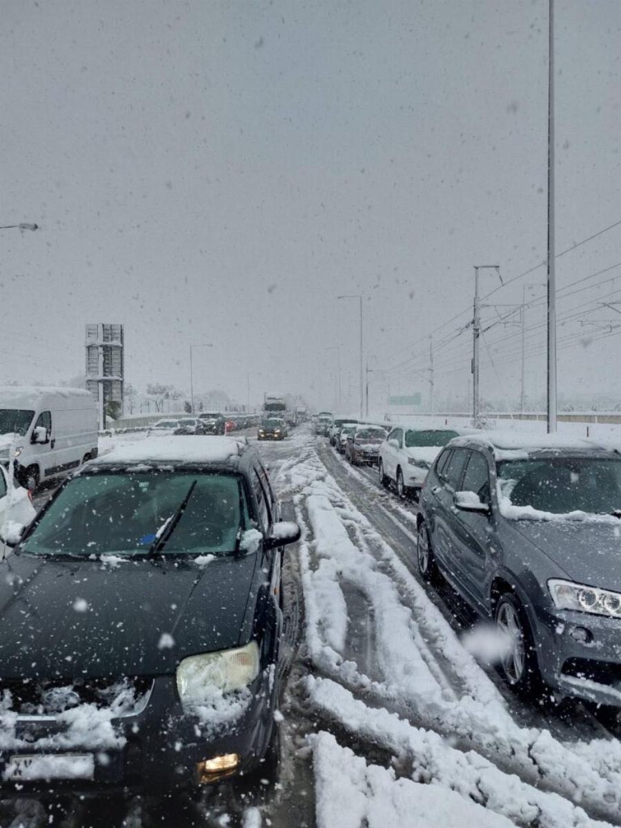 Αττική οδός σήμερα: Οδηγοί με οικογένειες 5 ώρες εγκλωβισμένοι – Μωρά κλαίνε, γυναίκες λιποθυμούν