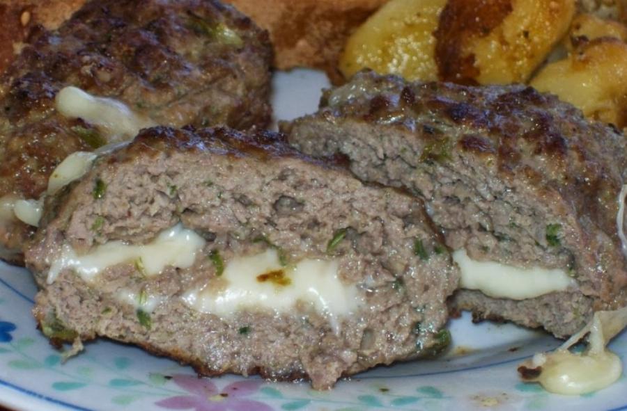 Μπουκιά και συχώριο: Τα πιο λαχταριστά μπιφτέκια με γέμιση τυριού, ζουμερά και αφράτα
