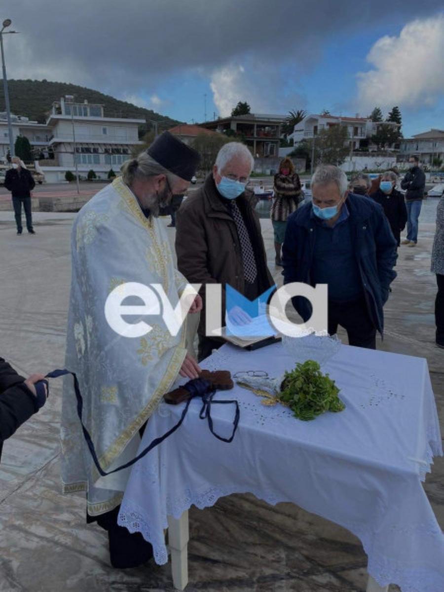 Δάκρυσε η Ελλάδα: Συγκίνησε ο 10χρονος στην Εύβοια που βούτηξε μόνος του να πιάσει τον Σταυρό