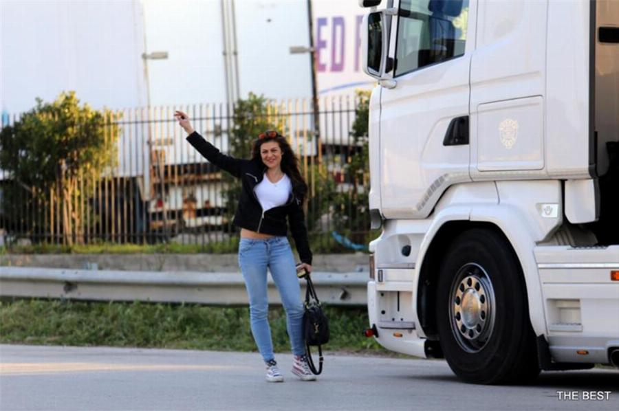 Η 24χρονη Ντανιέλα από την Πάτρα είναι πανέμορφη και είναι η πιο νέα οδηγός νταλίκας στην Ελλάδα