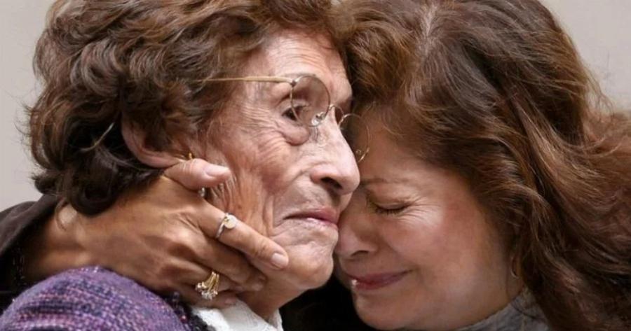 “Βρισκόμουν στο αεροδρόμιο. Τις είδα που είχαν αγκαλιαστεί σφιχτά και η μάνα της ψιθύριζε”