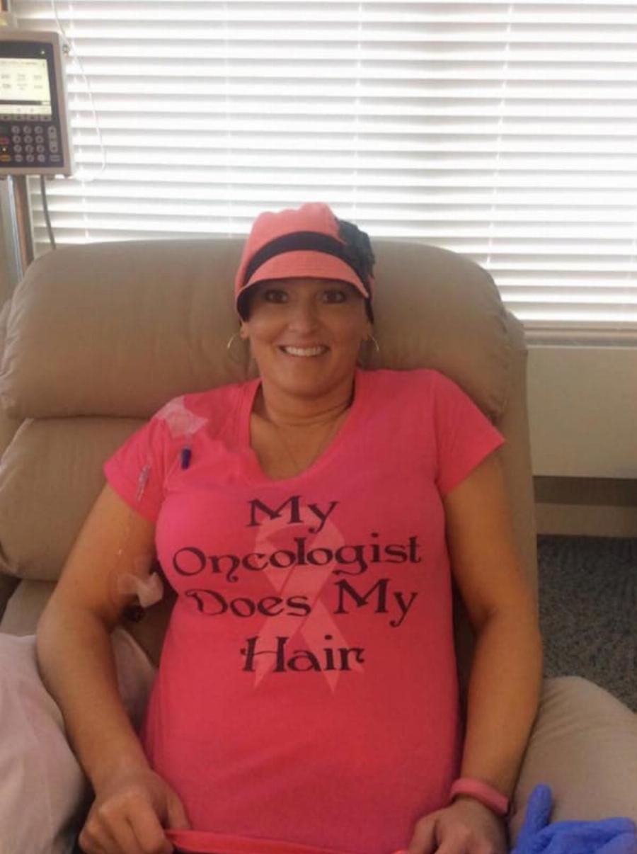 Ο σύζυγος χάρισε στην αγαπημένη του 500 τριαντάφυλλα για να γιορτάσουν το τέλος των χημειοθεραπειών