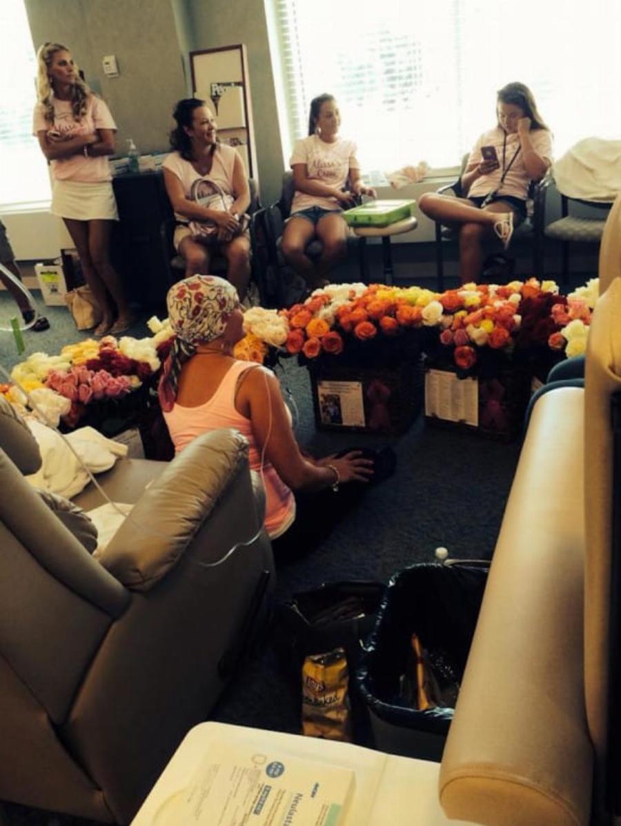 Ο σύζυγος χάρισε στην αγαπημένη του 500 τριαντάφυλλα για να γιορτάσουν το τέλος των χημειοθεραπειών