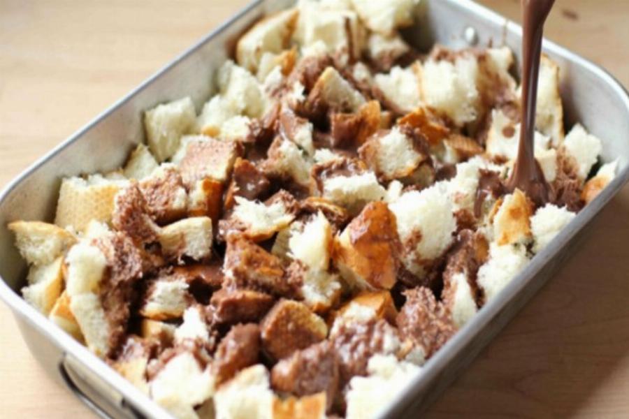 Έτοιμη σε χρόνο μηδέν: Πεντανόστιμη πουτίγκα με ψωμί του τοστ και ζαχαρούχο γάλα